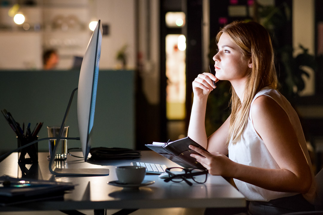 Mulher lendo o site da Breezy Seguros no computador.