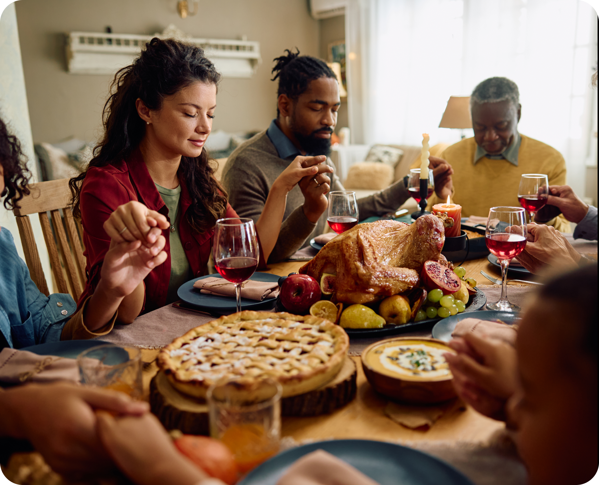 família comemorando o thanksgiving