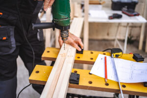 Conheça os principais riscos e os seguros que você precisa ter se trabalha com carpintaria ou pintura